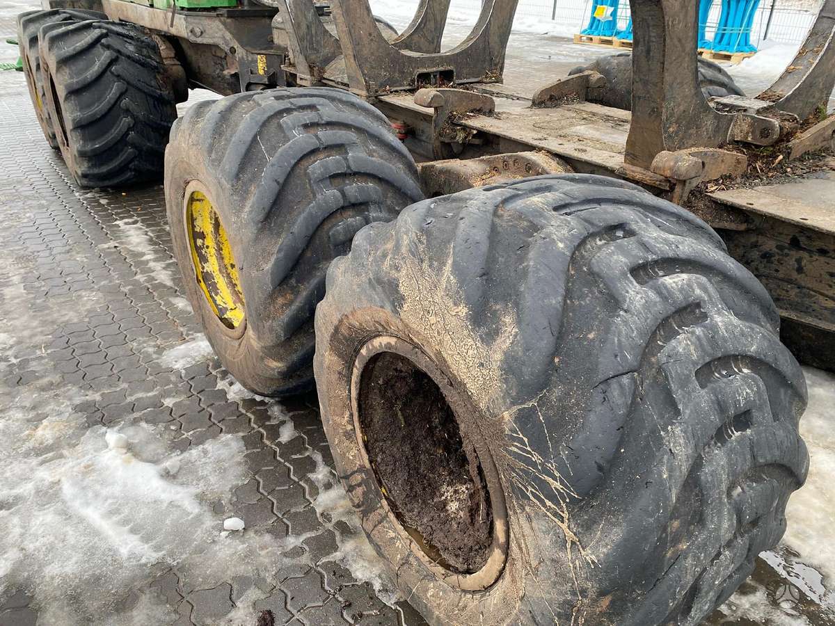 John Deere 810E (F576), medvežės