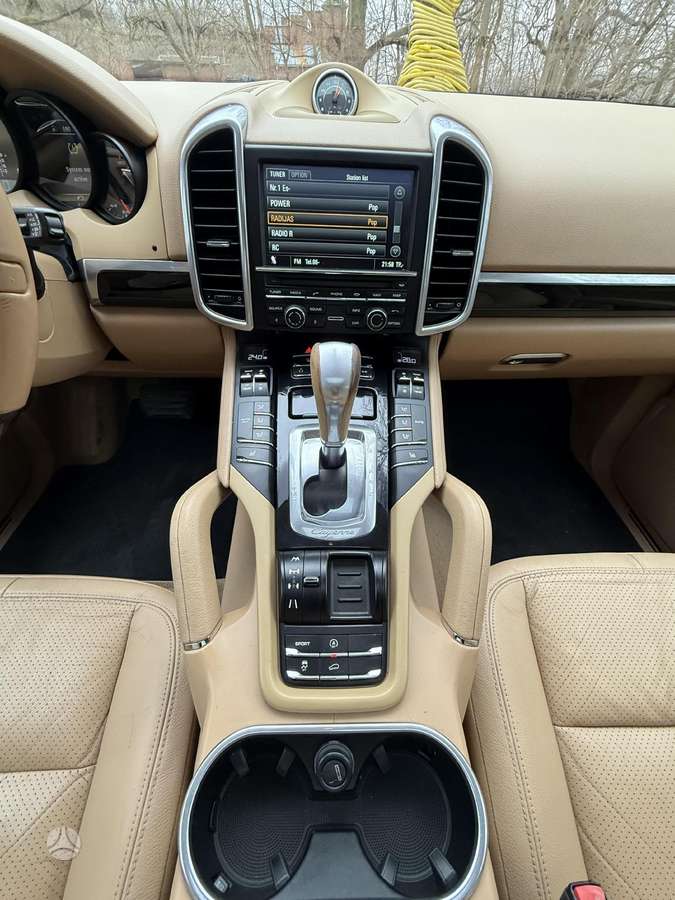 Porsche Cayenne - 10