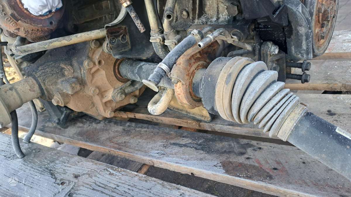 Volvo V70, D5244T. TF-80SC, engine parts