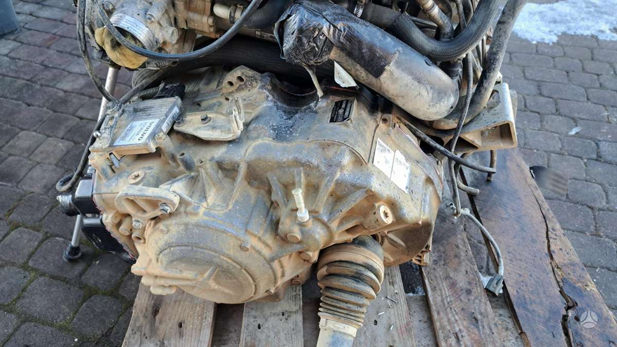 Volvo V70, D5244T. TF-80SC, engine parts