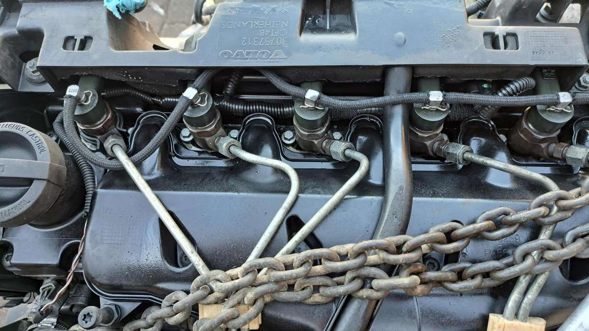 Volvo V70, D5244T. TF-80SC, engine parts