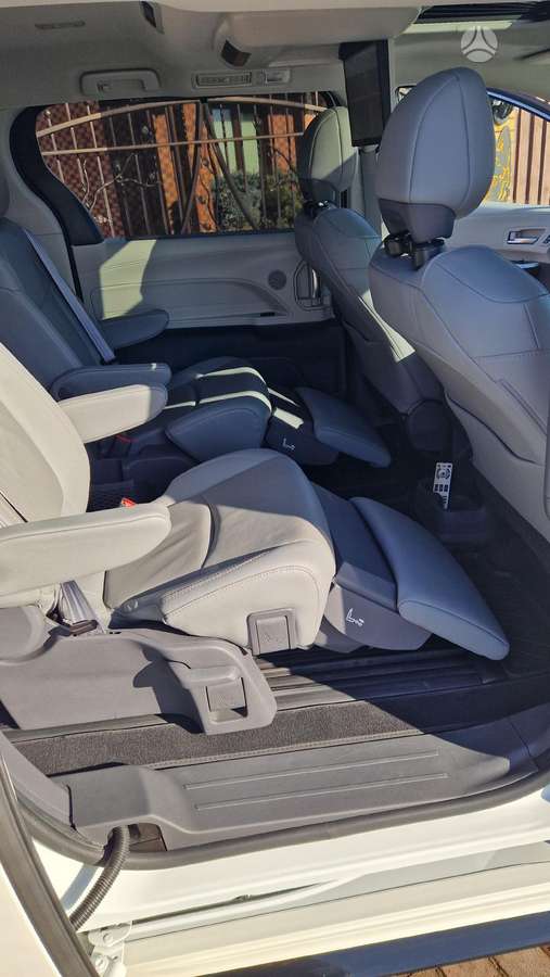 Toyota Sienna - 8