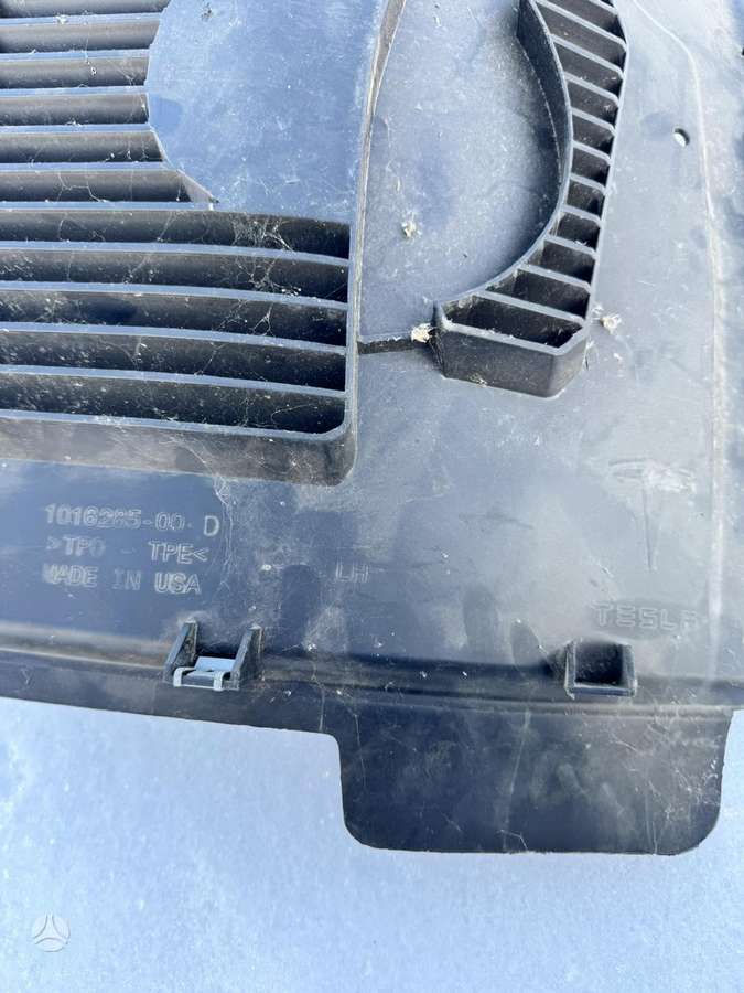 Tesla Model X kėbulo dalys