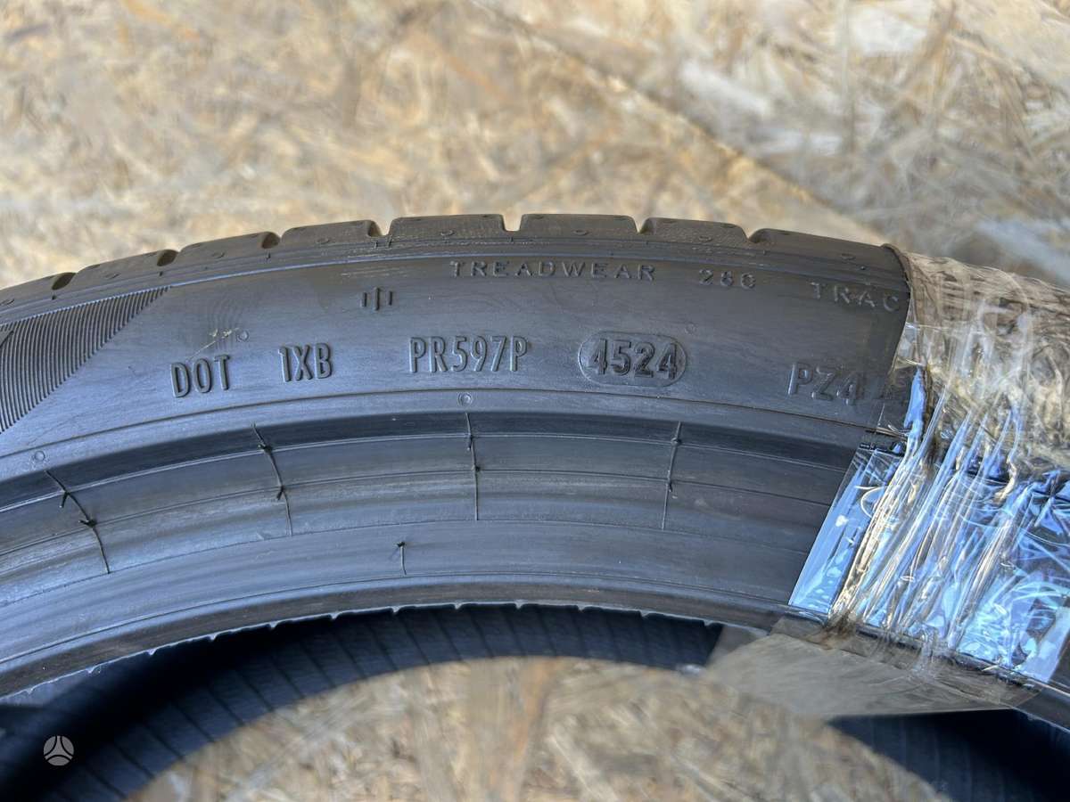 Pirelli P Zero PZ4, летние 275/35 R22