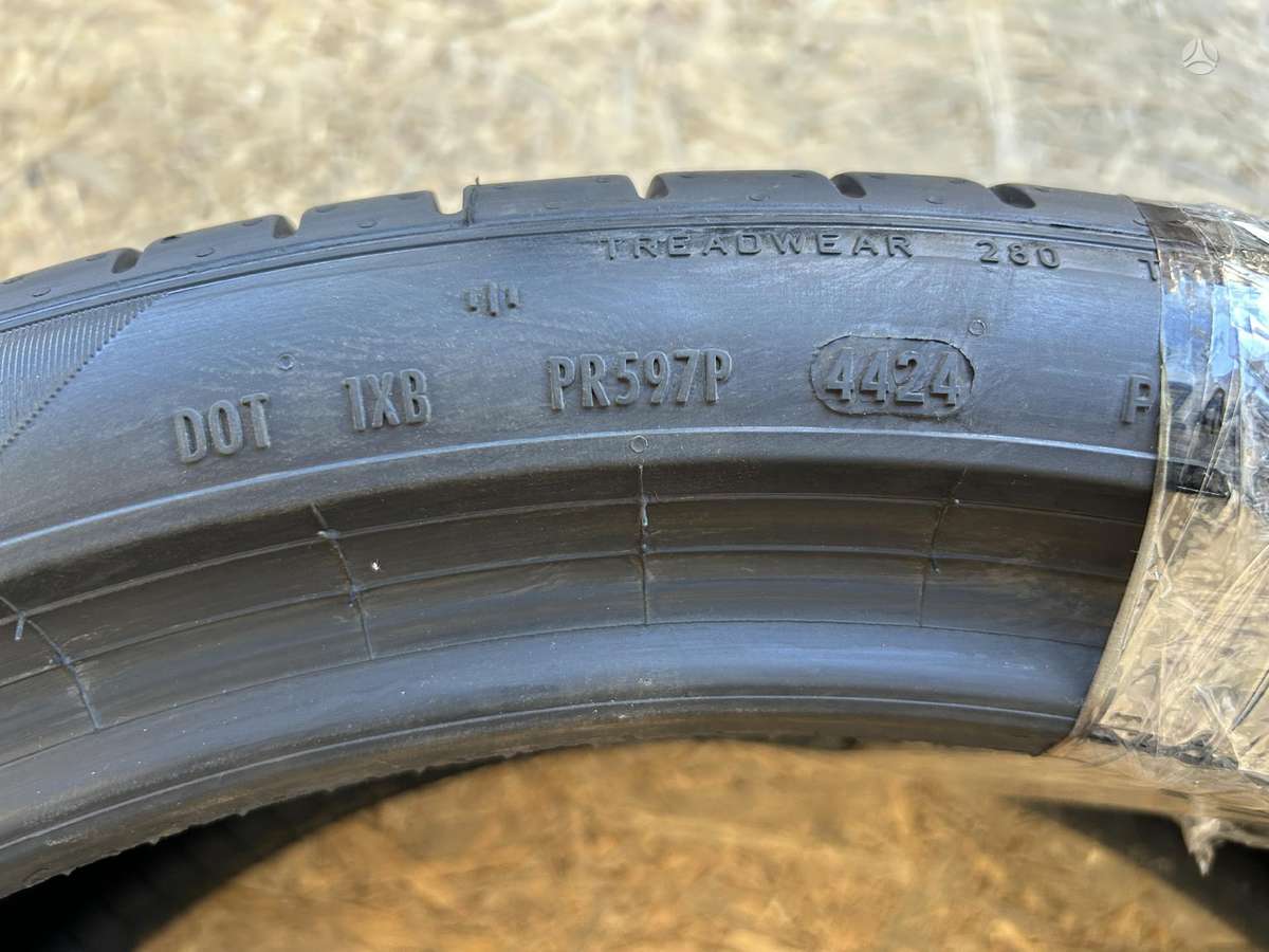 Pirelli P Zero PZ4, летние 275/35 R22