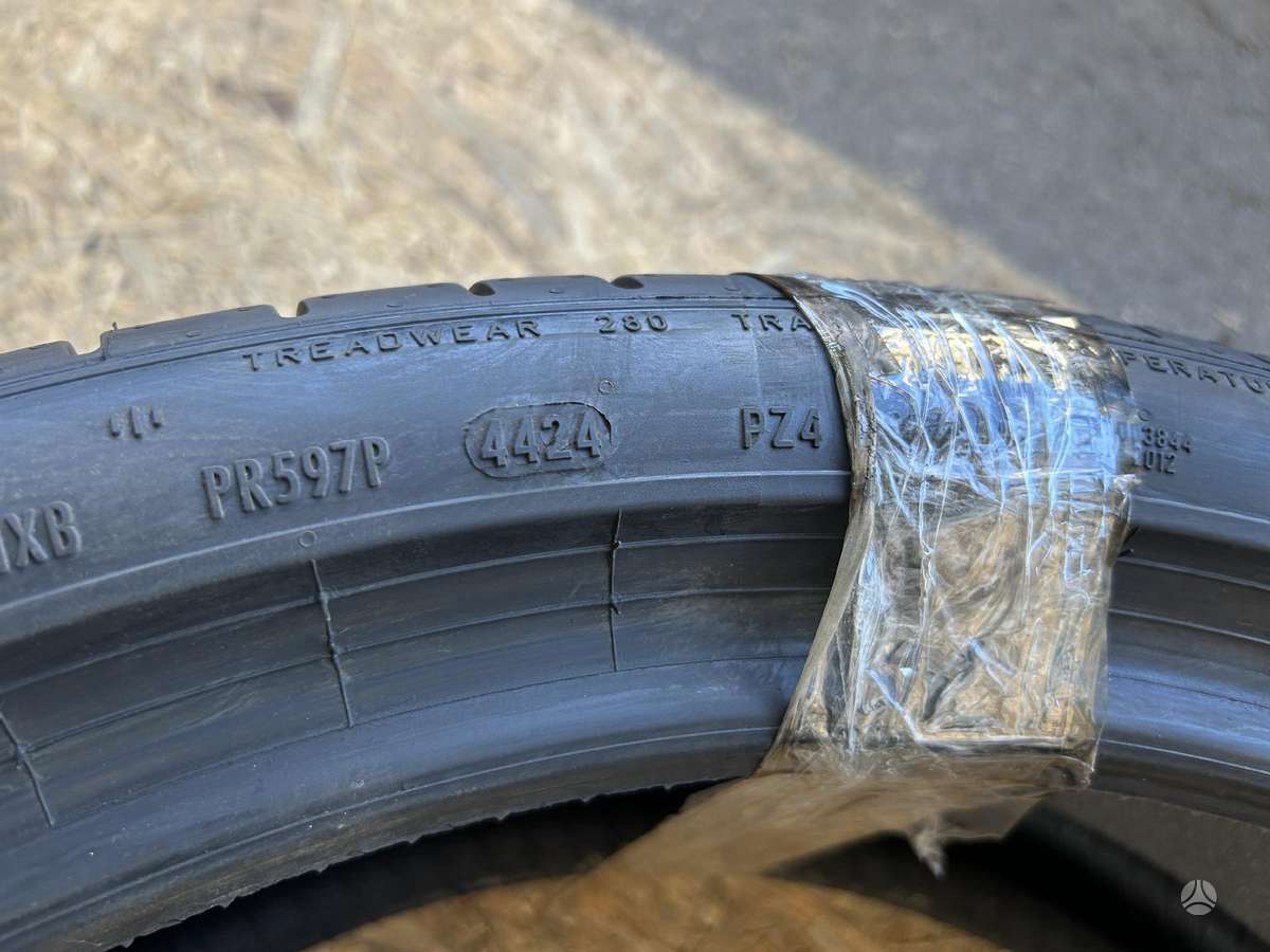 Pirelli P Zero PZ4, summer 275/35 R22