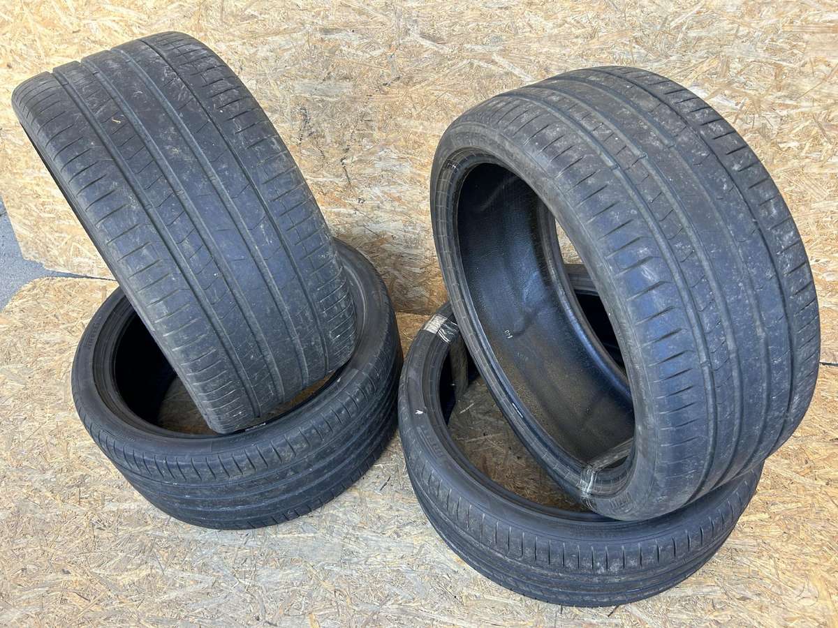 Pirelli P Zero PZ4, летние 275/35 R22