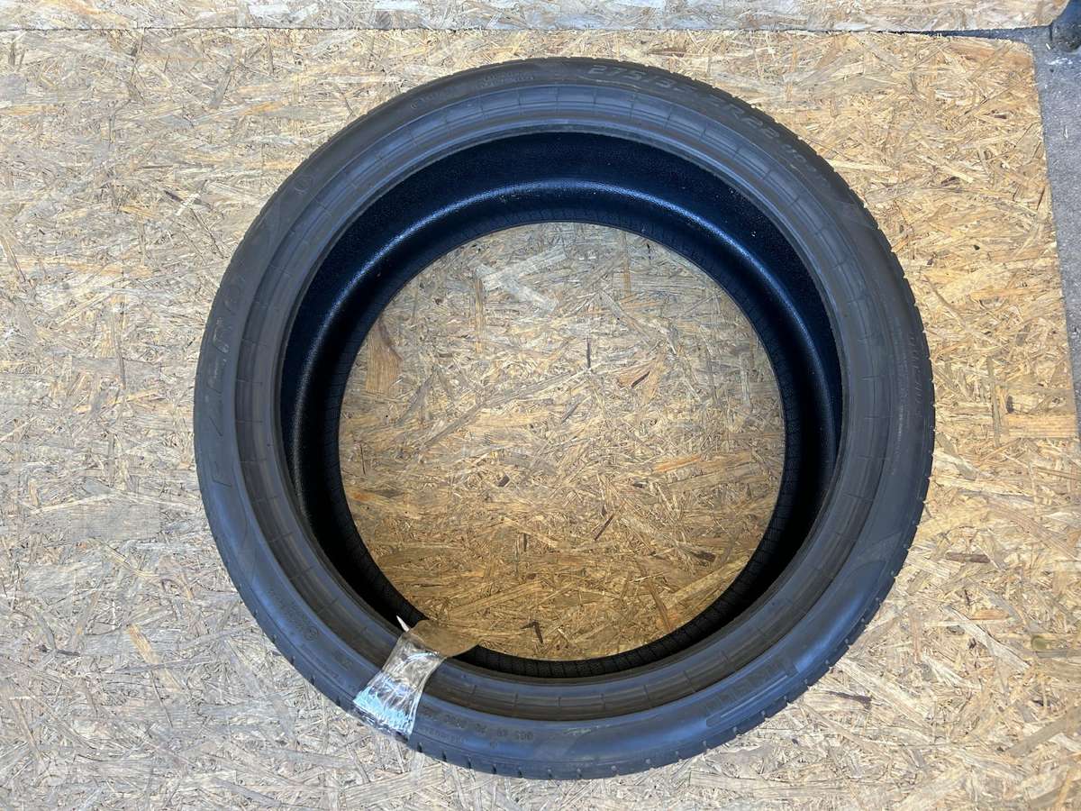 Pirelli P Zero PZ4, летние 275/35 R22