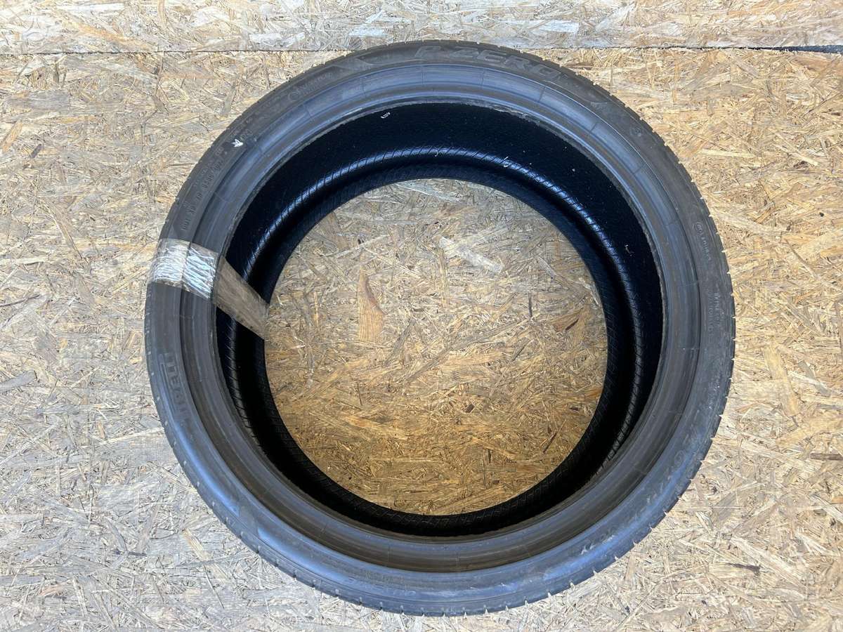 Pirelli P Zero PZ4, летние 275/35 R22