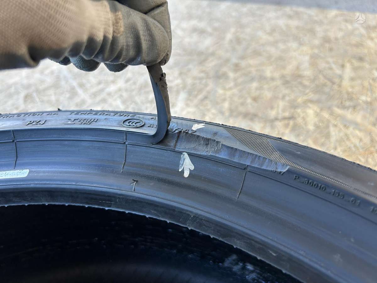 Pirelli P Zero PZ4, летние 245/35 R20