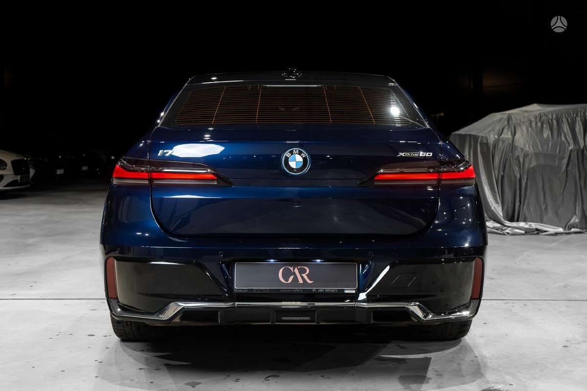 BMW i7, Седан
