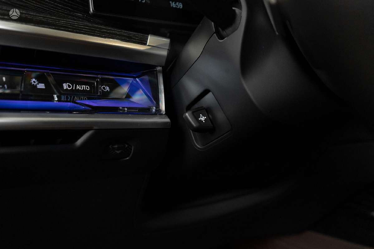 BMW i7, Седан