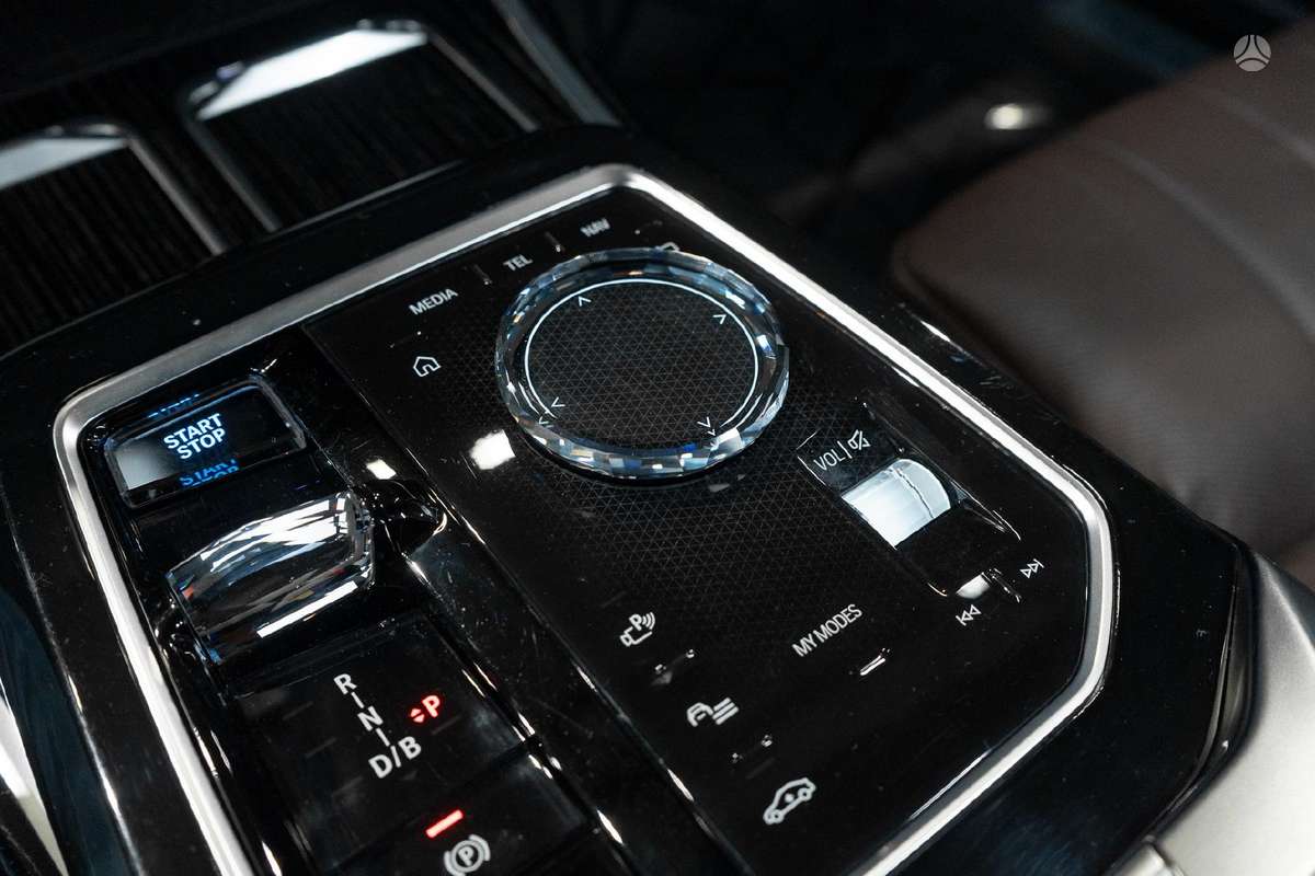 BMW i7, Седан
