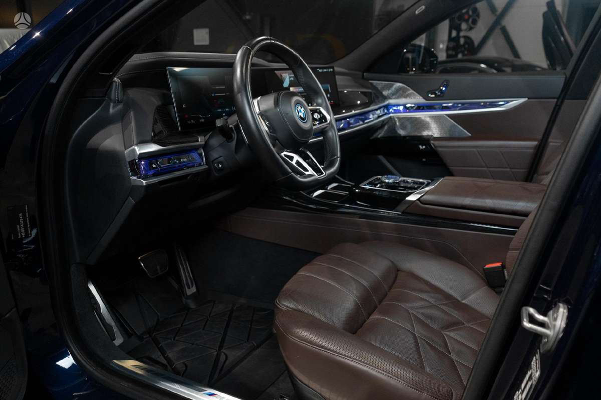 BMW i7, Седан