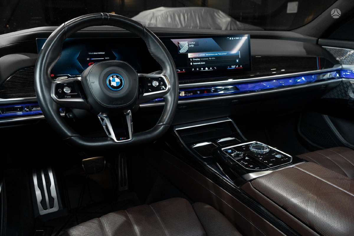BMW i7, Седан