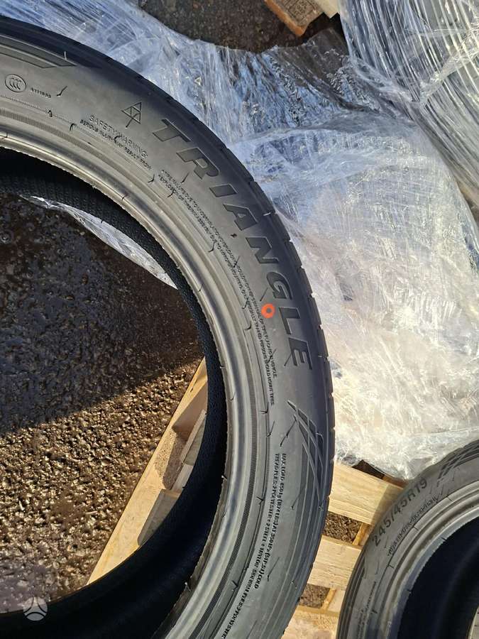 Triangle, summer 245/45 R19