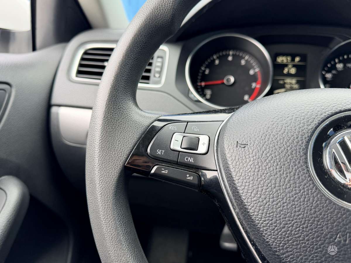 Volkswagen Jetta - 12