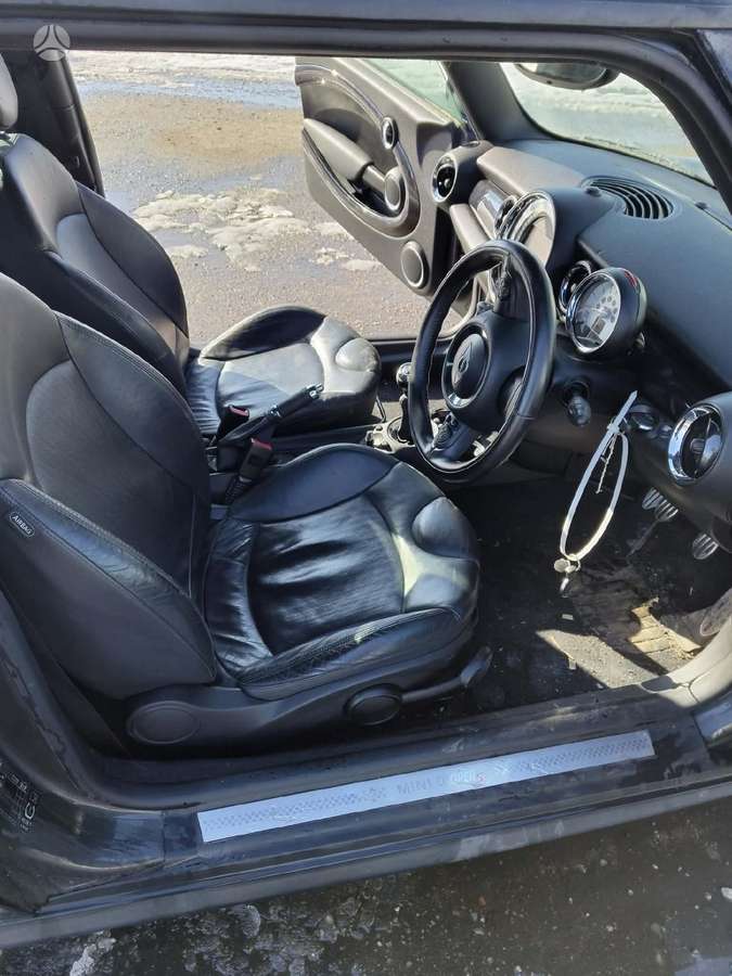 Mini Cooper dalimis. Dalimis