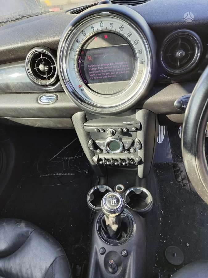 Mini Cooper dalimis. Dalimis