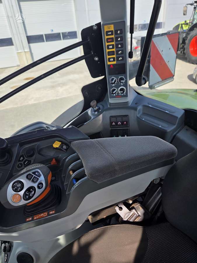 Claas Axion 850, tractors