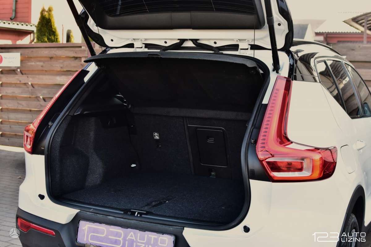 Volvo XC40, 2.0 l., off-road / crossover