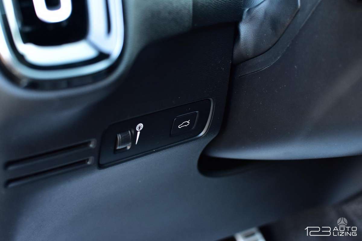 Volvo XC40, 2.0 l., off-road / crossover