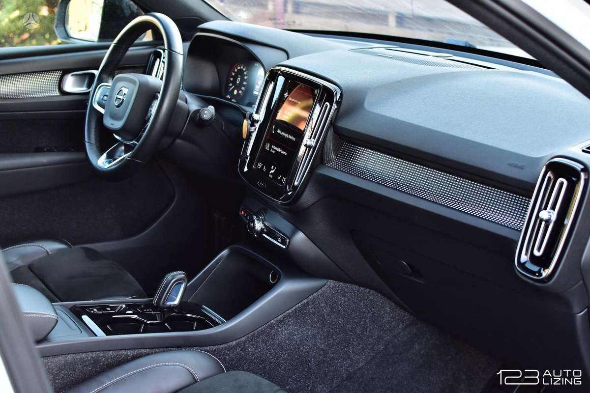 Volvo XC40, 2.0 l., off-road / crossover