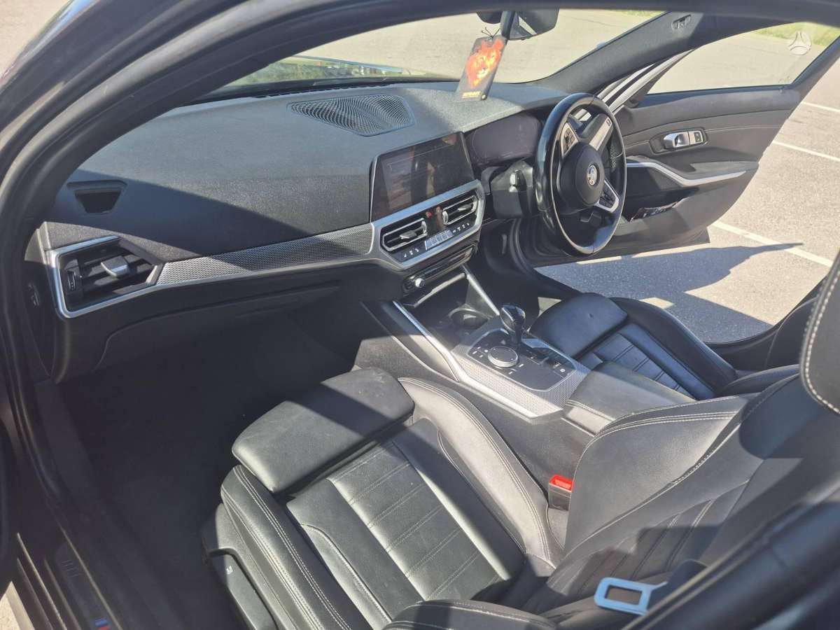 BMW 330, 2.0 l., Седан