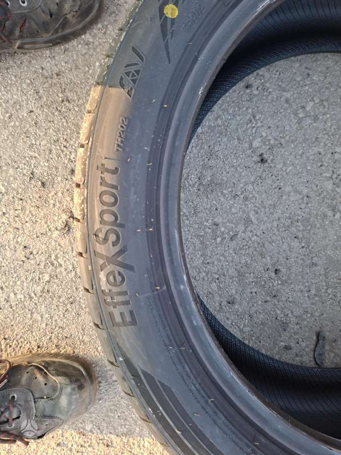Triangle, summer 235/45 R18