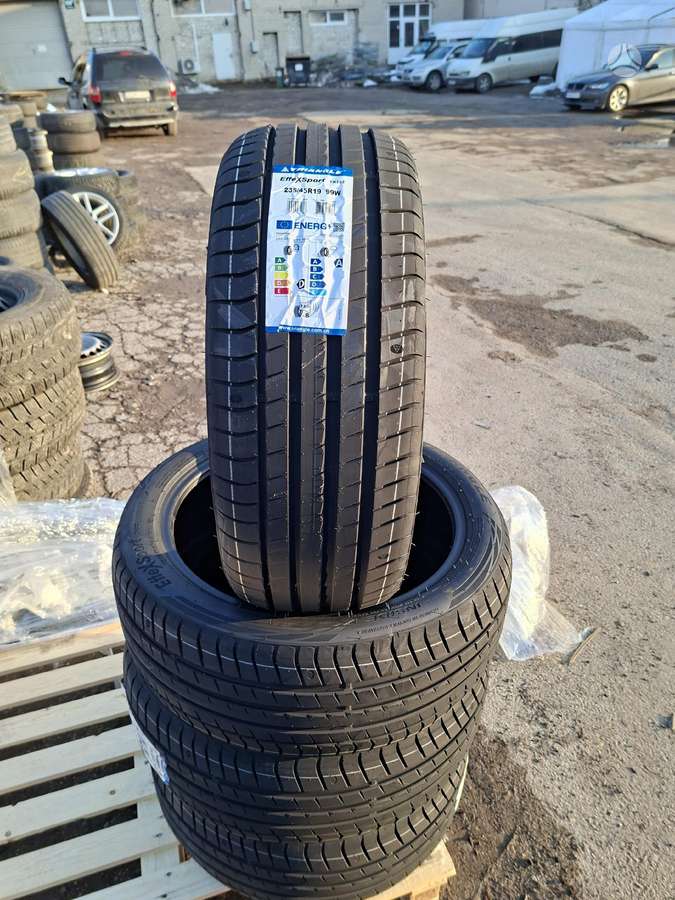Triangle, summer 235/45 R19