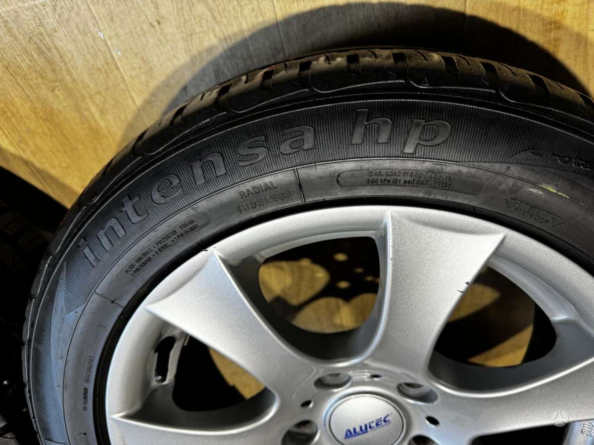 BMW E90 su padangomis, lengvojo lydinio, R16
