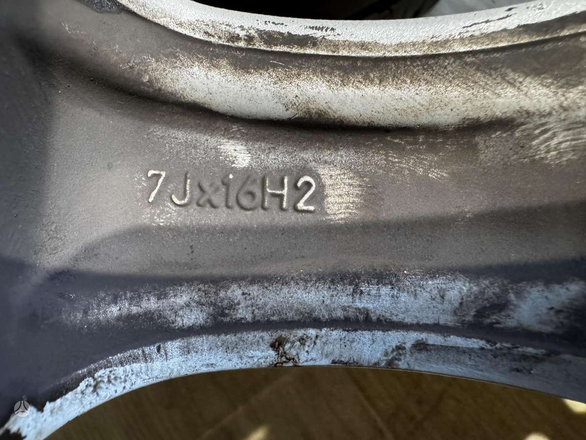 BMW E90 su padangomis, lengvojo lydinio, R16
