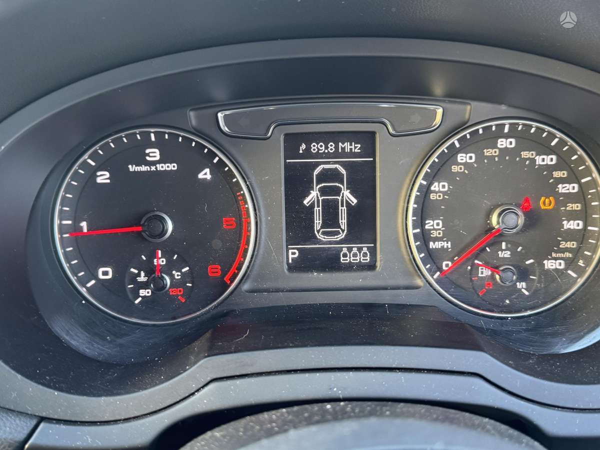 Audi Q3, 2.0 l., off-road / crossover
