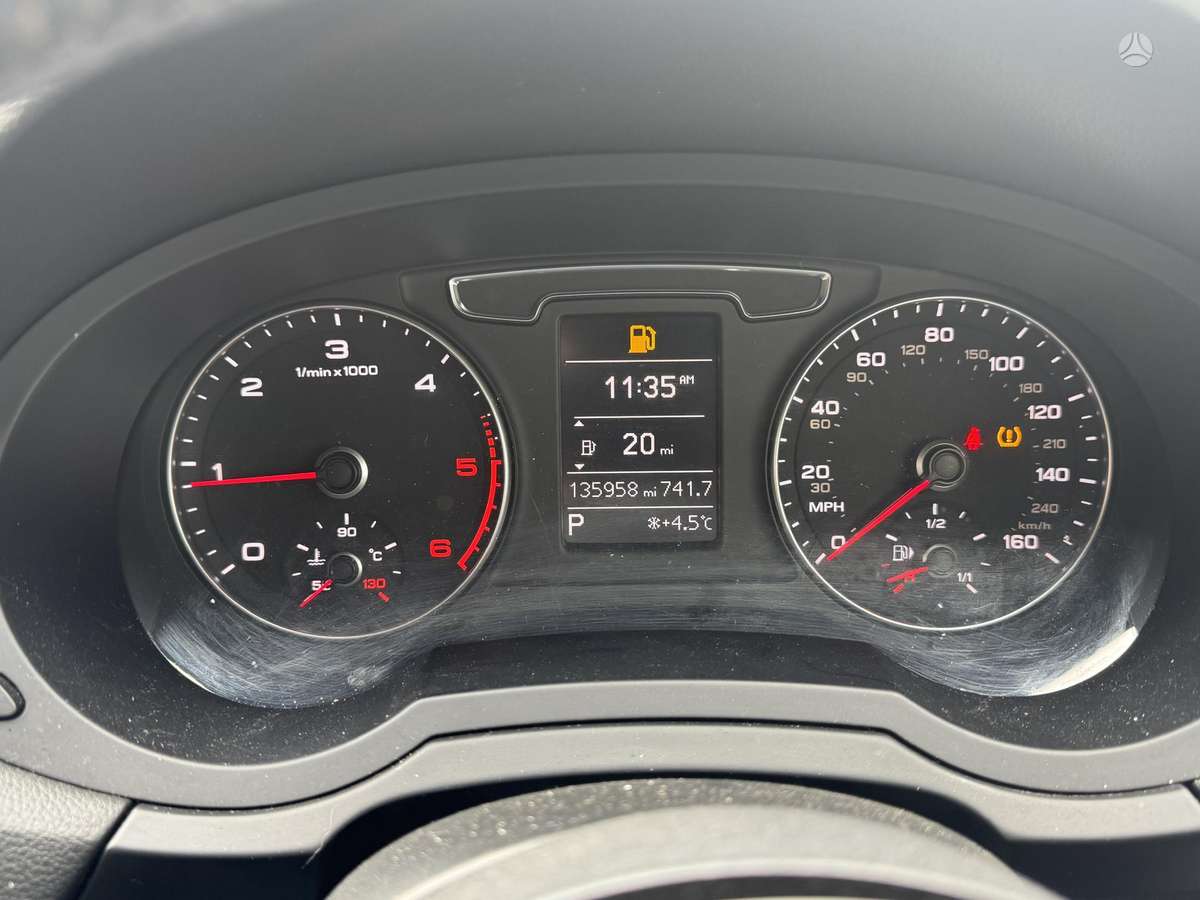 Audi Q3, 2.0 l., off-road / crossover