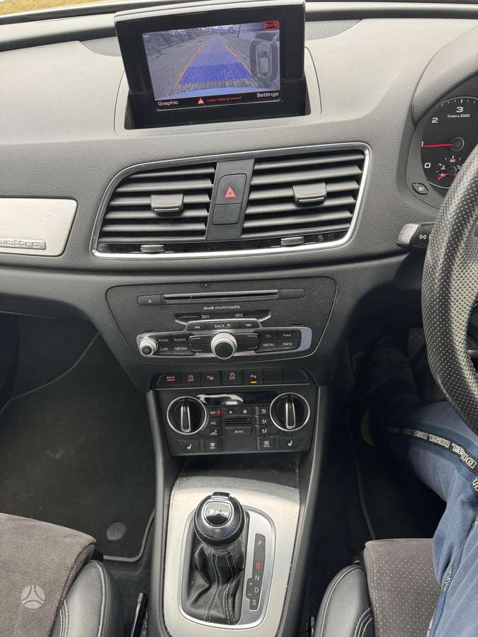 Audi Q3, 2.0 l., off-road / crossover