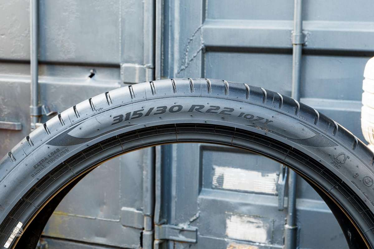 Pirelli P Zero 4, vasaras 275/35 R22