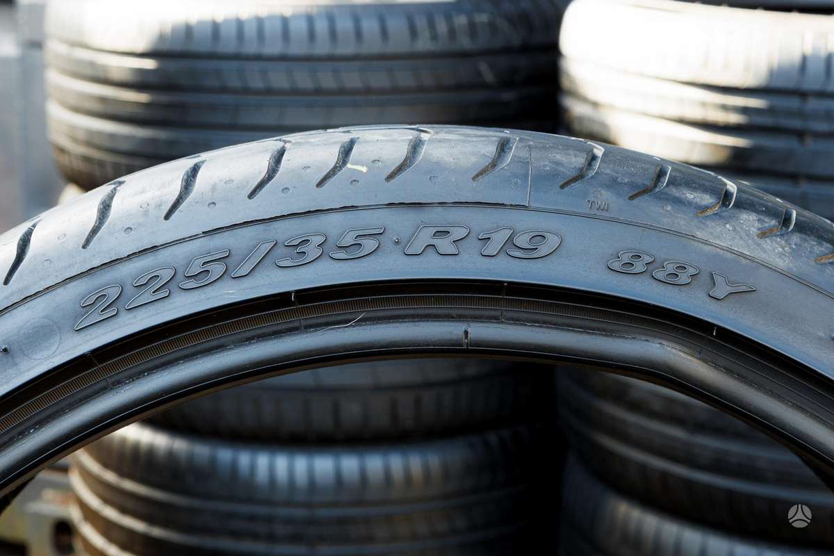 Pirelli P Zero, summer 225/35 R19