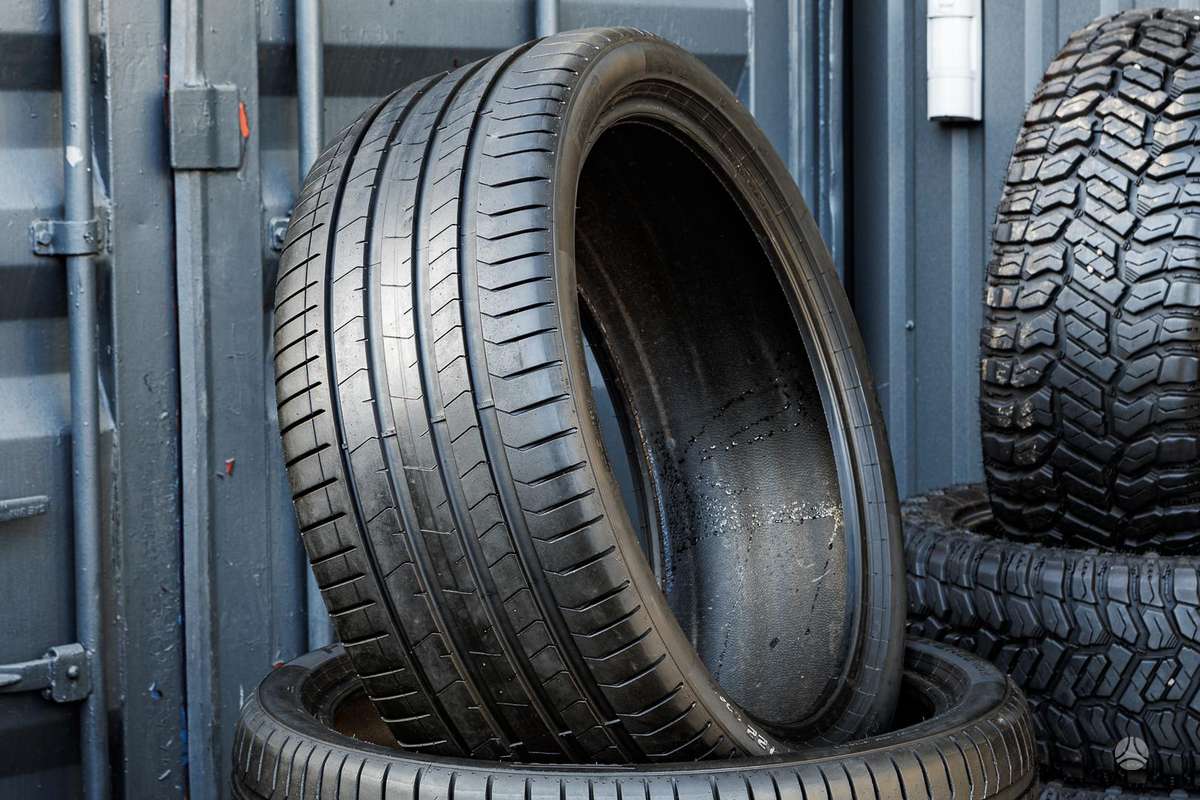 Pirelli P Zero 4, summer 275/35 R22