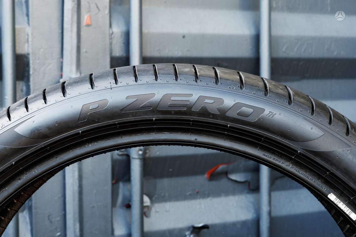 Pirelli P Zero 4, summer 275/35 R22