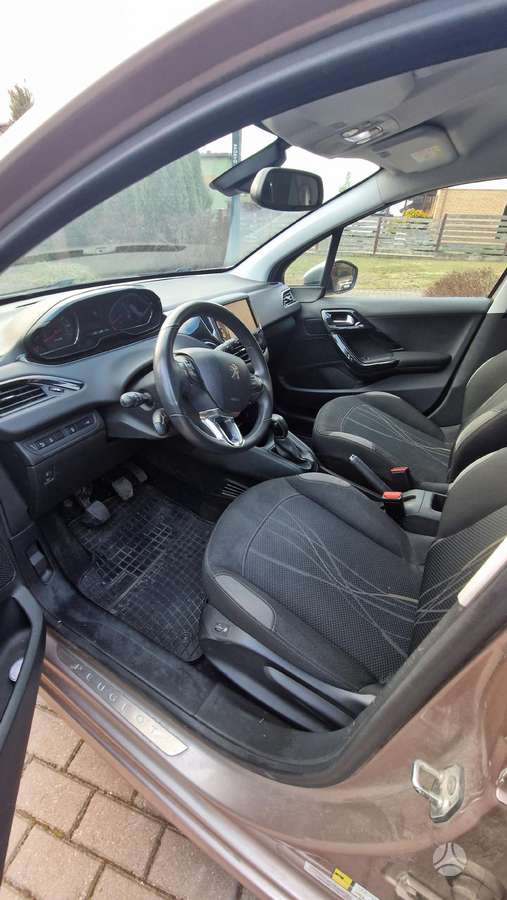 Peugeot 208, 1.2 l., hatchback