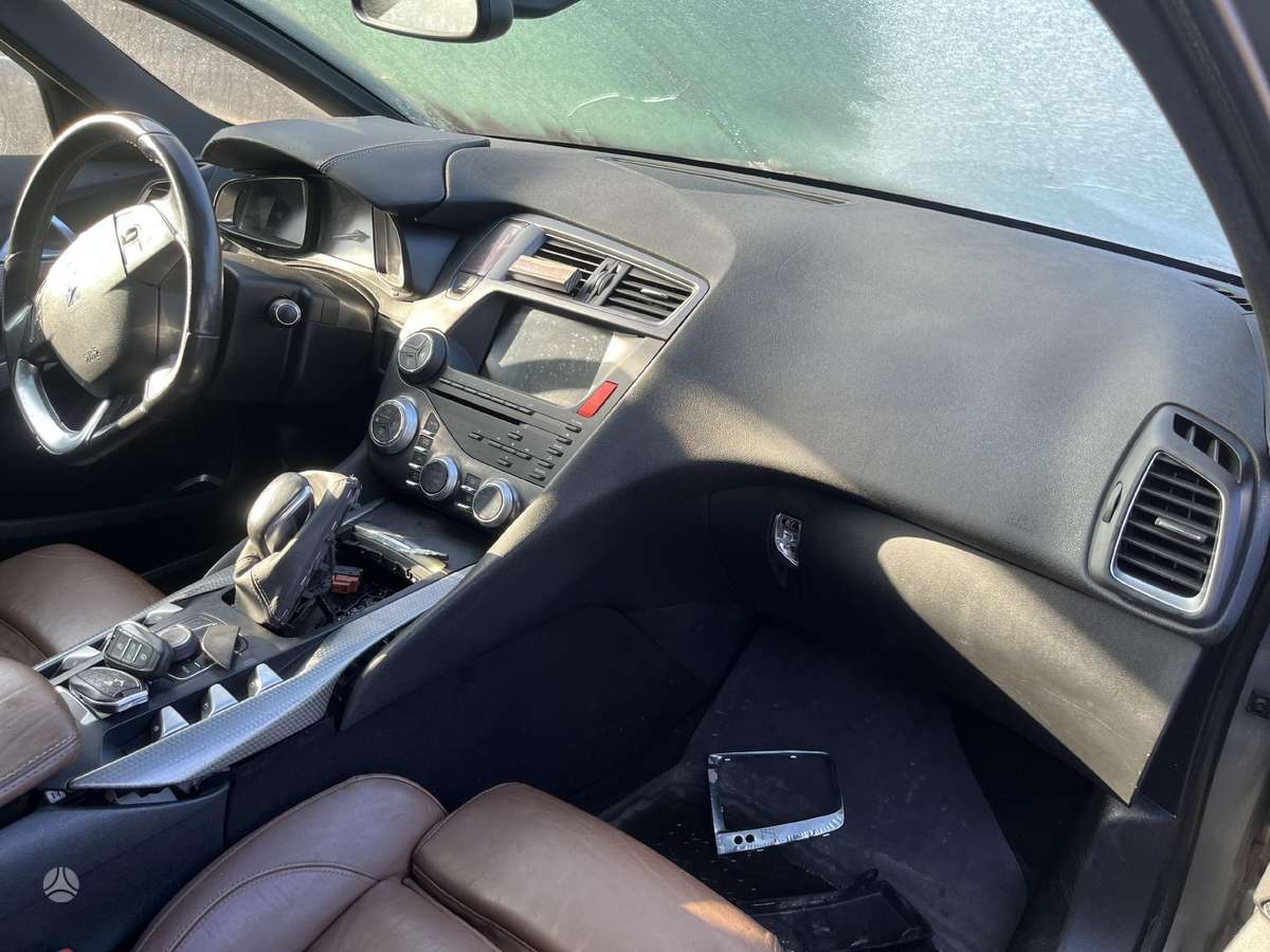 Citroen DS5 dalimis. Smulkiau telefonu