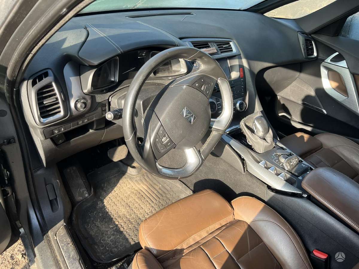 Citroen DS5 dalimis. Smulkiau telefonu