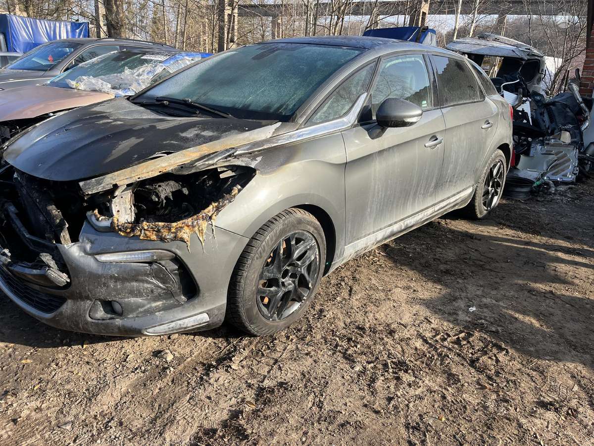 Citroen DS5 dalimis. Smulkiau telefonu