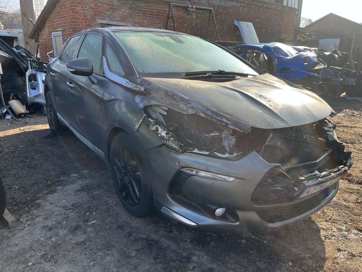 Citroen DS5 dalimis. Smulkiau telefonu