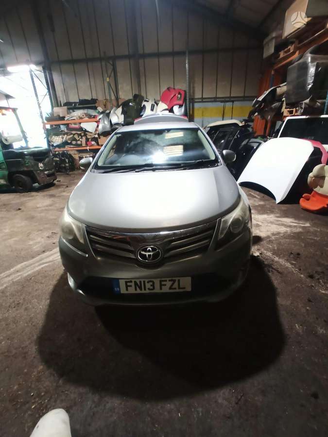 Toyota Avensis for parts