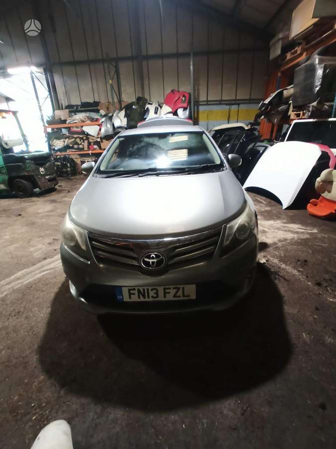 Toyota Avensis по частям