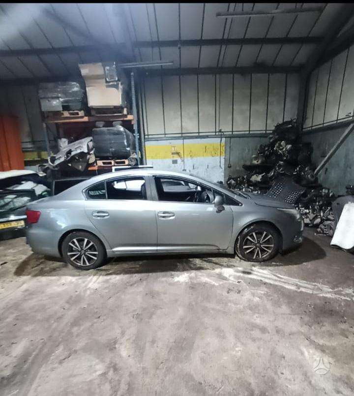 Toyota Avensis for parts