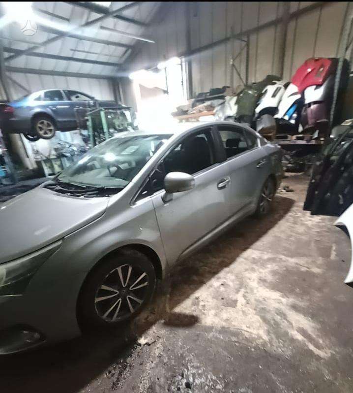 Toyota Avensis for parts