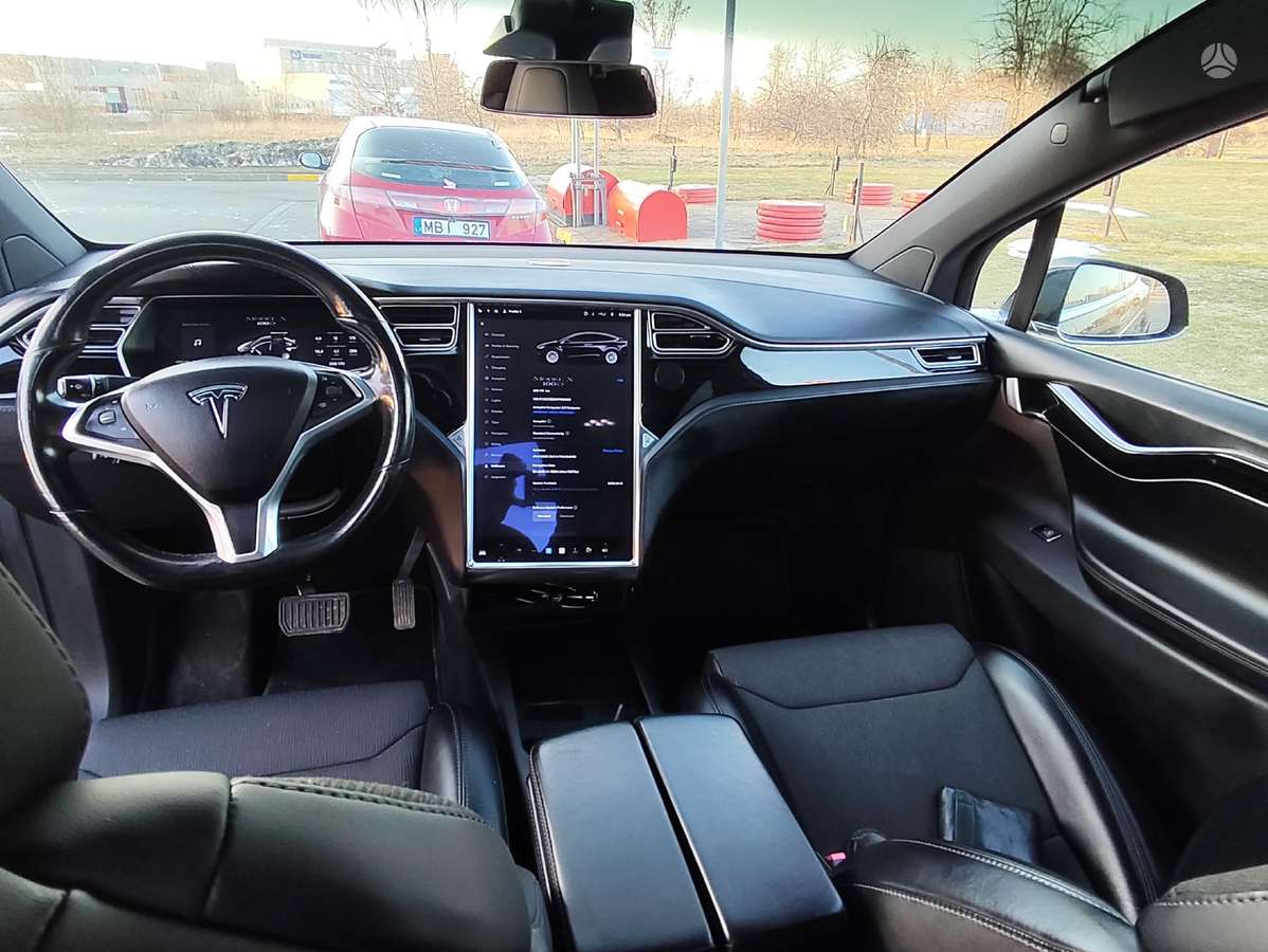 Tesla Model X - 7