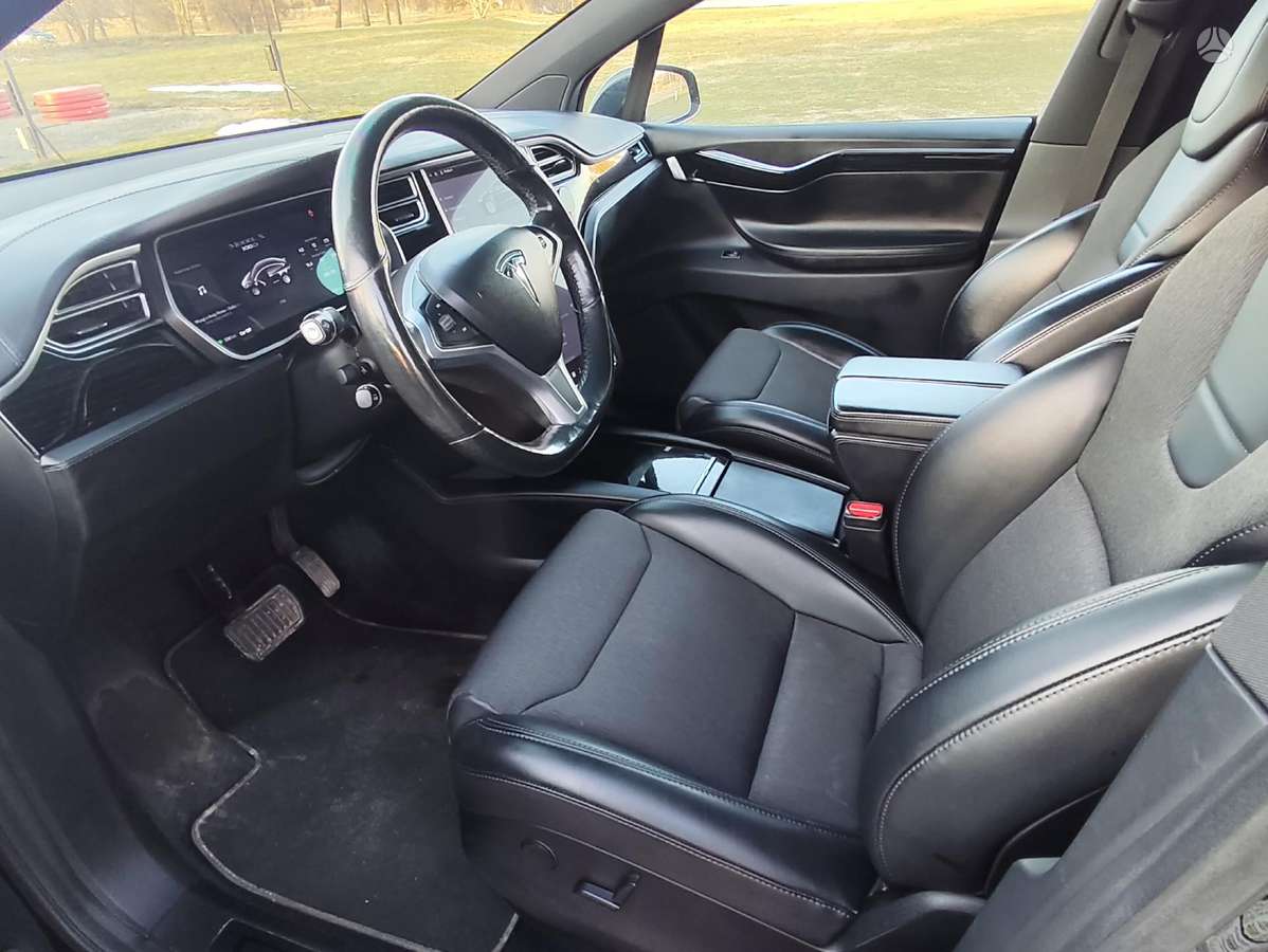 Tesla Model X - 8